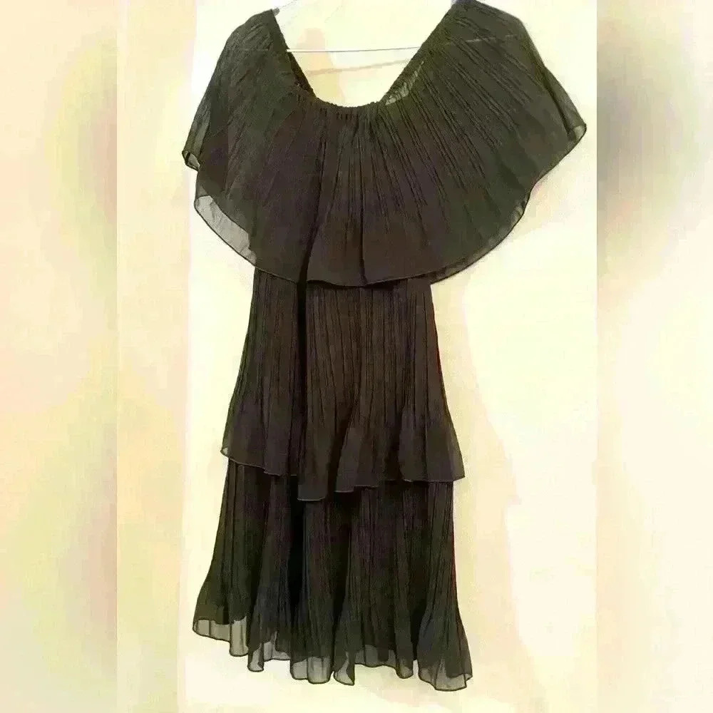 Boutique Women’s tiered off the shoulder occasion black cocktail dress Small
